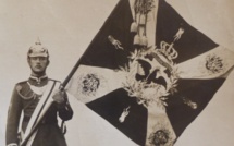 Le premier drapeau, comment la grande muette communique… Le premier drapeau, comment la grande muette communique…